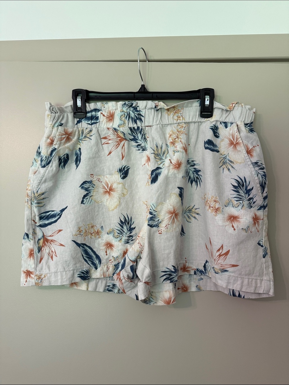 High-Waist Floral Linen-Blend Women’s Shorts - White with Navy & Peach Print